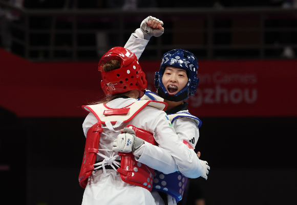 태권도 이다빈이 2022 항저우 아시안게임 태권도 겨루기에서 준결승에 진출했다. 지난 25일 중국 항저우 린안 스포츠문화전시센터에서 열린 2022 항저우 아시안게임 태권도 남녀 혼성 4강 한국 대 우즈베키스탄 경기, 한국 이다빈이 정권지르기를 성공시킨 후 환호하고 있다. /사진=뉴시스