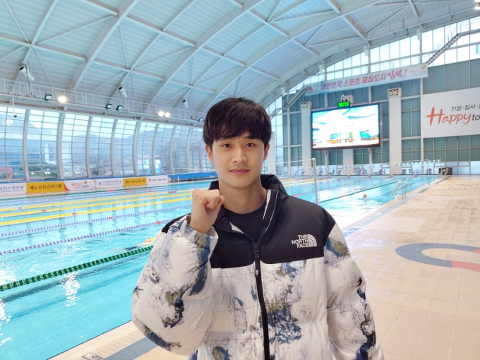백인철이 50m 접영에서 신기록을 기록하며 결선에 진출했다. 사진은 지난 3월 13일 열린 제13회 김천 전국수영대회 남자 일반부 접영 50m 결선이 끝난 후 기념사진을 찍는 백인철. 사진은 기사 내용과 직접적인 관련이 없음./사진=대한수영연맹
