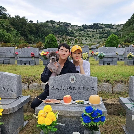 한영이 추석 연휴를 하루 앞두고 시어머니 성묘를 했다./사진=한영 SNS