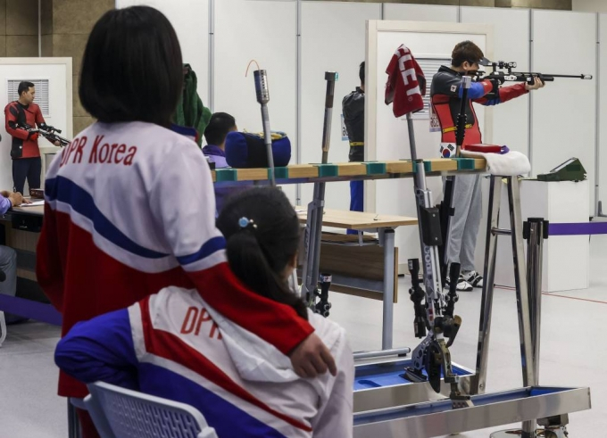 북한이 2022 항저우 아시안게임 사격 여자 러닝타깃 단체전에서 금메달을 획득했다. 지난 26일 중국 항저우 푸양 인후 스포츠센터에서 열린 2022 항저우 아시안게임 남자 10m 러닝타깃 혼합 개인 및 단체전에서 북한 여자사격 선수들이 정유진의 사격을 바라보고 있다. /사진=뉴시스