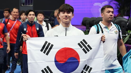 김한솔이 2022 항저우 아시안게임 남자 마루종목에서 금메달을 획득했다. 김한솔이 28일 중국 항저우 황롱스포츠센터 체육관에서 열린 2022 항저우 아시안게임 기계체조 남자 개인종목별 결승 경기에서 마루 금메달을 확정지은 후 태극기를 들어보이고 있다. /사진=뉴스1