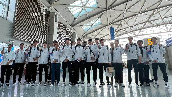 한국 남자농구 대표팀이 2022 항저우 아시안게임 조별리그에서 카타르를 꺾었다. 2022 항저우 아시안게임에 출전하는 남자 농구 대표팀이 지난 23일 인천국제공항을 통해 항저우로 출국 전 기념 촬영을 하고 있다. /사진=뉴스1