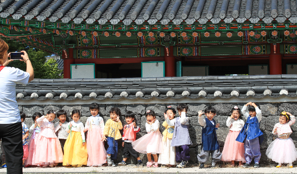 제주시 삼도2동 관덕정 목관아지를 찾은 어린이들이 우리나라 전통 의상인 한복을 곱게 차려입고 즐거운 시간을 보내고 있는 모습으로 기사와 직접적인 관련 없음. /사진=뉴시스