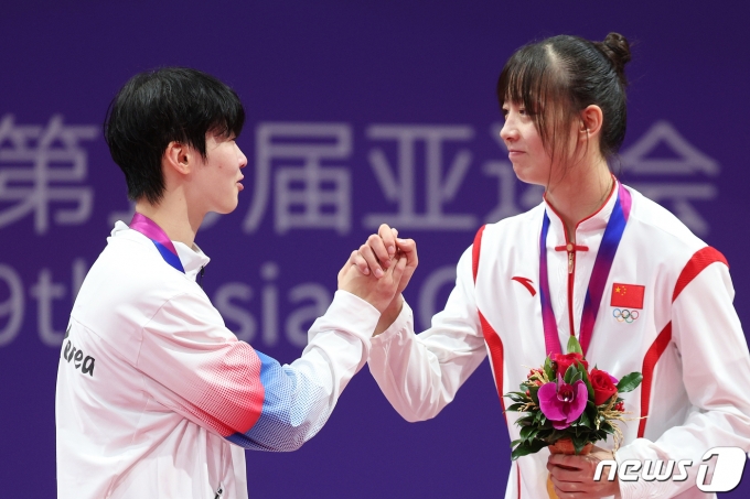 이다빈이 28일 중국 항저우 린안 스포츠문화전시센터에서 열린 2022 항저우 아시안게임 태권도 겨루기 여자 67㎏ 이상급 메달 시상식에서 중국 저우저치에게 인사하고 있다. 2023.9.28/뉴스1 ⓒ News1 신웅수 기자