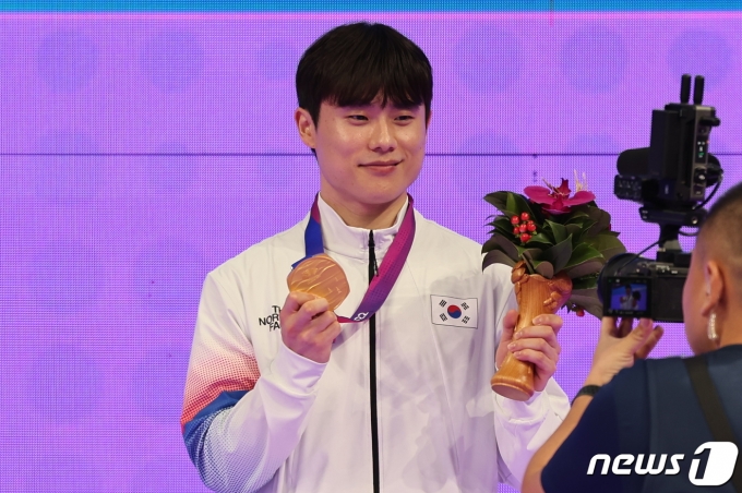 [사진] 금메달 손에 쥔 체조 김한솔