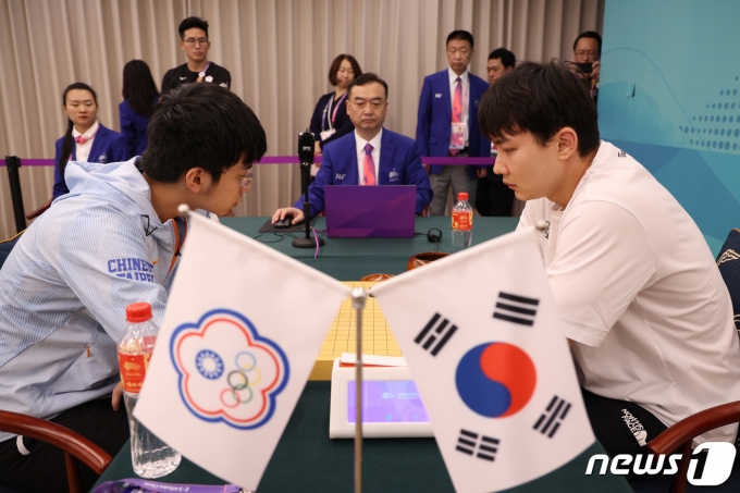 바둑 남자 개인전에서 우승을 차지한 대만의 쉬하오훙 9단(왼쪽). 사진은 박정환 9단과의 8강전 모습. /뉴스1 ⓒ News1 신웅수 기자