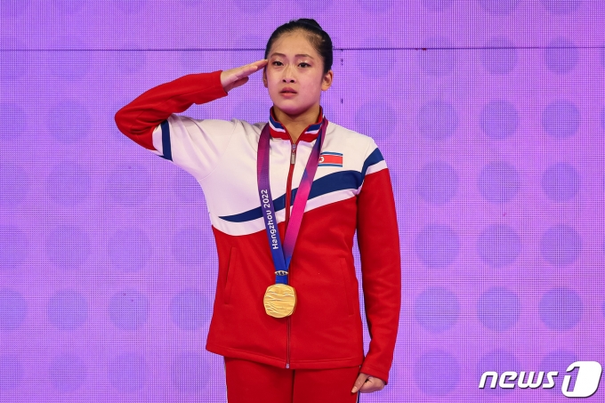 [사진] 거수 경례하는 안창옥