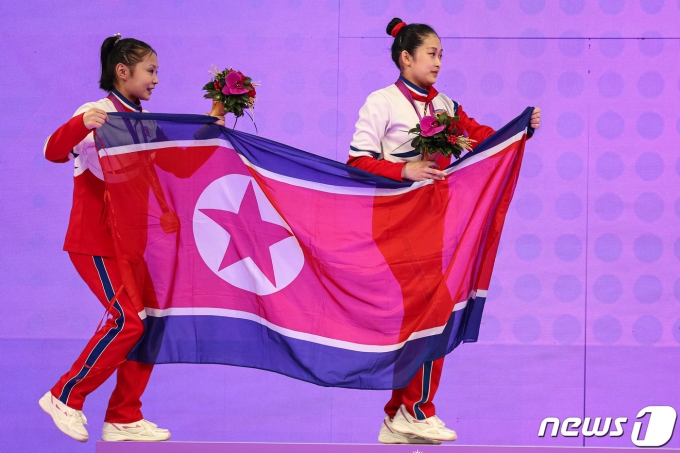 [사진] 북한 안창옥·김선향 '인공기 들고'