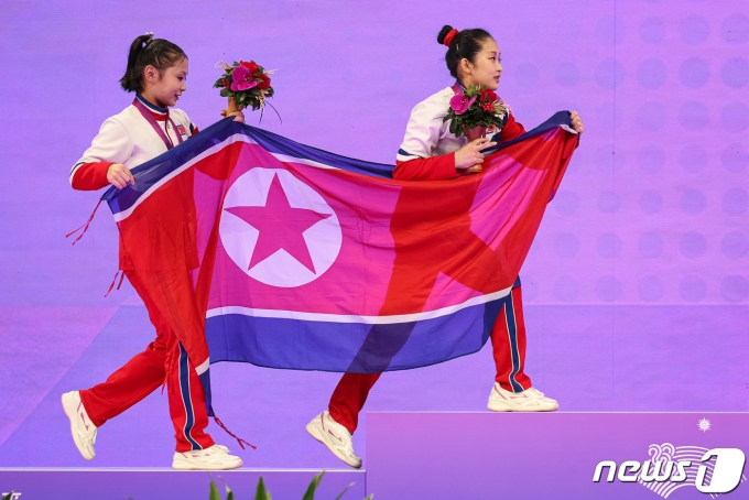 [사진] 北 안창옥 '인공기 들고 시상대로'