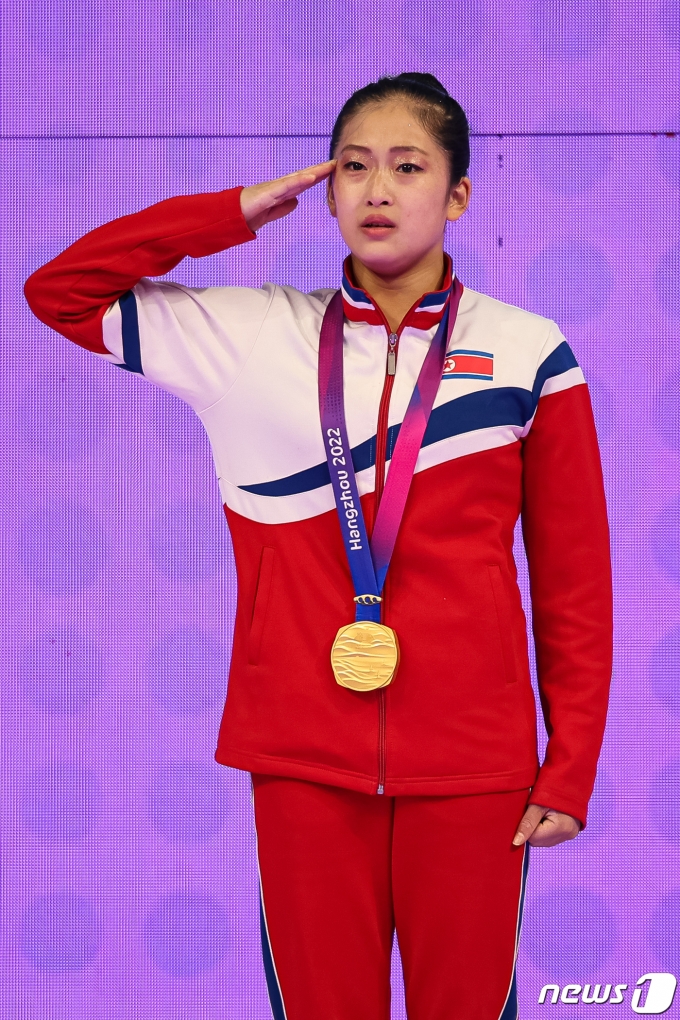 [사진] 북한 안창옥의 거수경례