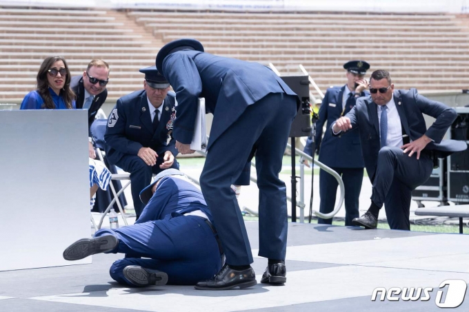 조 바이든 미국 대통령이 1일(현지시간) 콜로라도주 콜로라도 스프링스의 공군사관학교 졸업식서 연설을 마치고 돌아가다 모래 주머니에 발이 걸려 넘어진 모습이 보인다. 2023.6.2 ⓒ AFP=뉴스1 ⓒ News1 우동명 기자