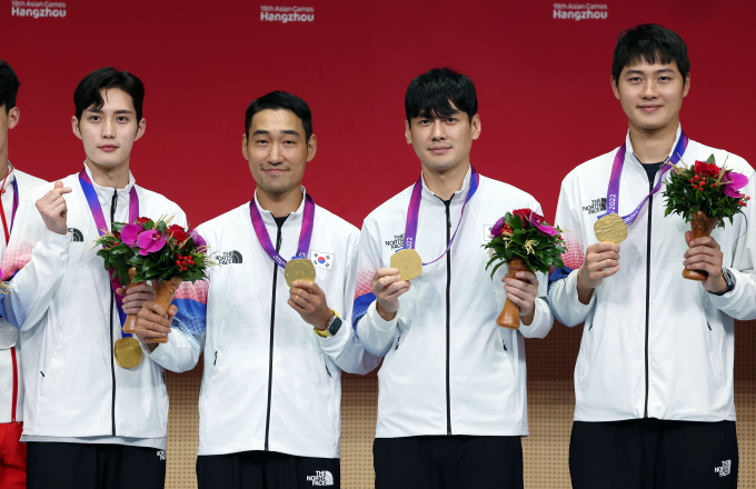 2022 항저우아시안게임에 참가중인 한국 선수단이 지난 28일(한국시각) 금메달 5개를 추가하며 대회 누적 25개의 금메달을 따냈다. 사진은 이날 금메달을 따낸 펜싱 남자 사브르 대표팀이 시상대에 오른 모습. /사진=뉴시스