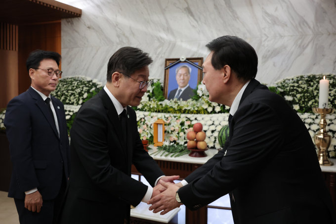 이재명 더불어민주당 대표가 윤석열 대통령에게 영수회담을 제안했다. 사진은 지난 8월15일 이 대표가 윤 대통령 부친 장례식장을 방문한 모습. /사진=뉴스1(대통령실)