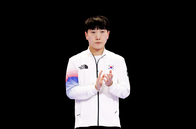 김관우가 지난 28일(한국시각) 중국 항저우시 궁수구 베이징위안 생태공원 내 e스포츠 주경기장에서 타이완의 '게임비' 시앙 유린을 꺾고 스트리트 파이터 V 금메달을 획득했다. /사진=뉴시스