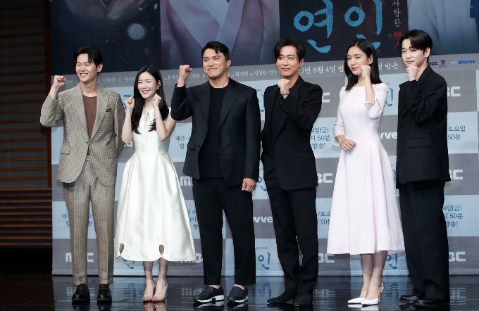 배우 이학주(왼쪽부터), 김성용 감독, 남궁민, 안은진, 김윤우가 지난 8월4일 오후 서울 마포구 상암 MBC에서 열린 새 금토드라마 ‘연인’ 제작발표회에서 포즈를 취하고 있다. /사진=뉴스1