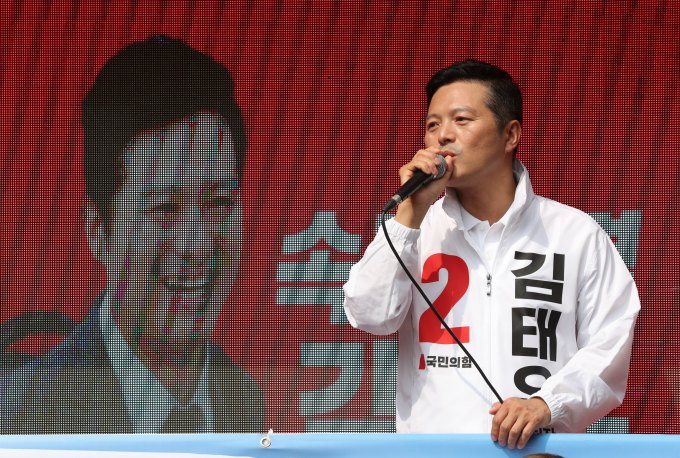 더불어민주당이 서울 강서구청장 보궐선거 유세에서 김태우 국민의힘 후보가 선거 비용으로 추산되는 40억원을 애교로 봐달라고 발언한 것에 대해 강도높게 비판했다. 사진은 지난 28일 김 후보가 서울 발산역 인근에서 열린 선거대책위위원회 출정식에서 발언하는 모습. /사진=뉴시스