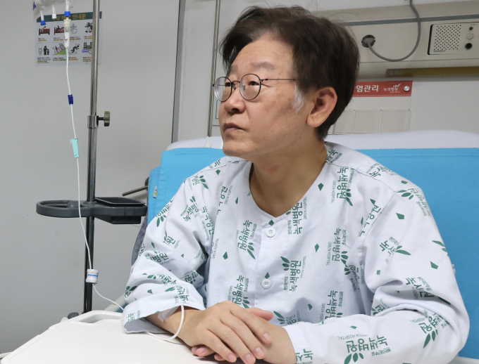 이재명 더불어민주당 대표가 윤석열 대통령에게 영수회담을 제안한 것에 대해 국민의힘이 거부의사를 밝혔고 대통령실은 별다른 입장을 내지 않았다. 사진은 단식 여파로 병원에 입원중인 이 대표의 모습. /사진=뉴시스