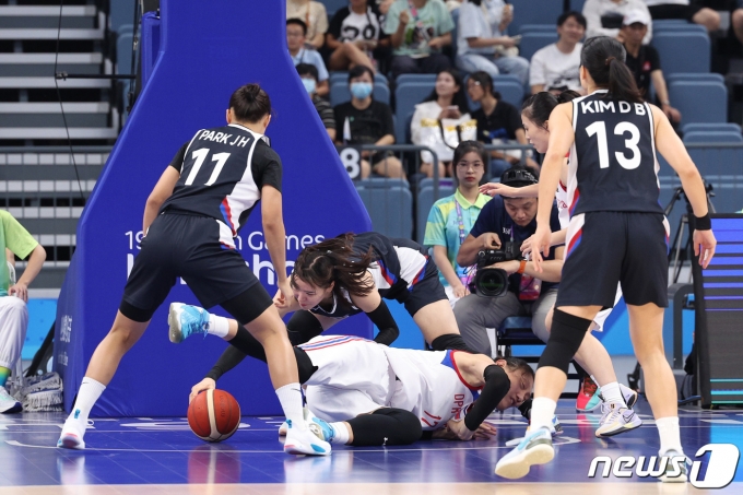 [사진] 볼다툼하는 박지수