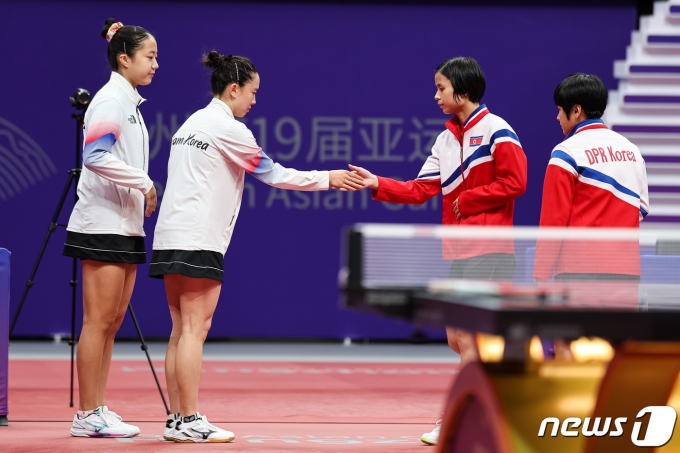 [사진] 인사 나누는 남과 북