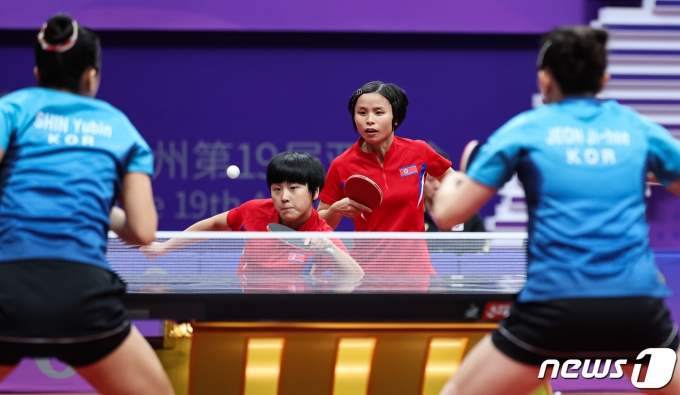 [사진] 한국과 16강전 치르는 北 여자 복식 대표팀