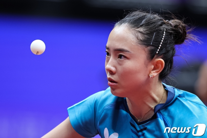 [사진] 침착하게 서브 넣는 전지희