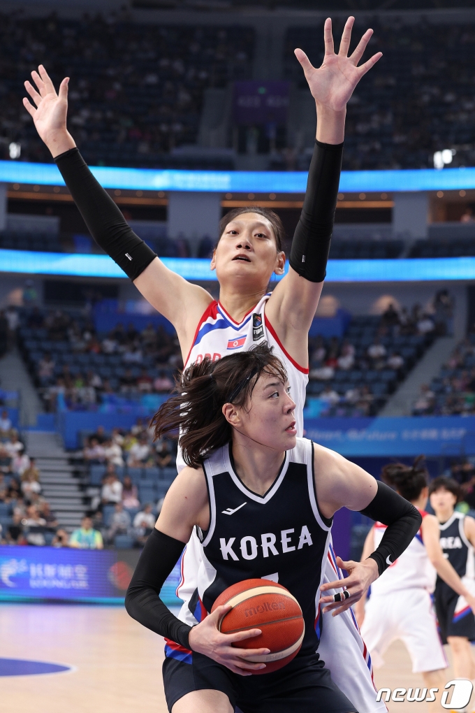 [사진] 박진아 속이는 박지수