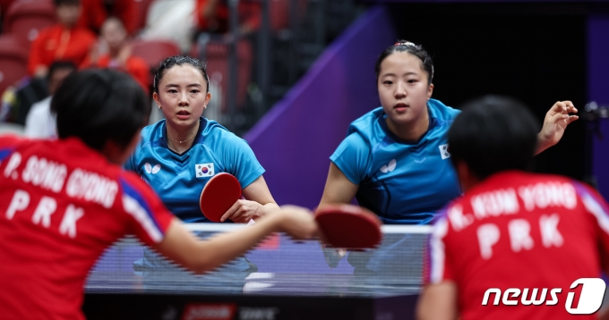 [사진] 신유빈-전지희 조, 북한 3-1 제압 '8강행'