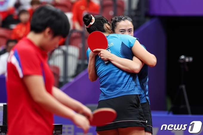 [사진] 신유빈-전지희 '북한 제압'