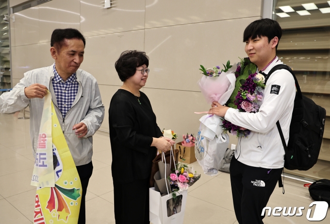[사진] 가족들에게 축하 받는 FC온라인 곽준혁