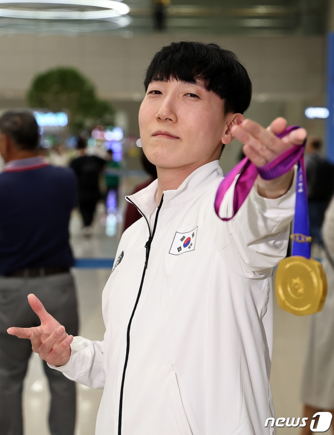 [사진] 韓 e스포츠 '첫 金' 김관우 '아시아 챔피언의 멋진 포즈'