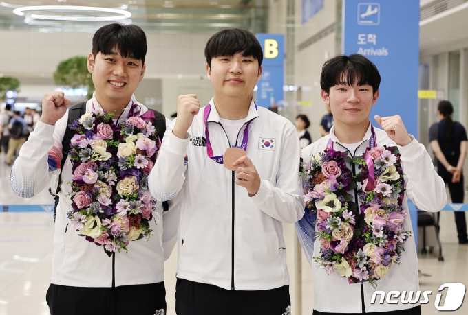 [사진] FC 온라인 韓 대표팀, 최초 e스포츠 메달의 주역들