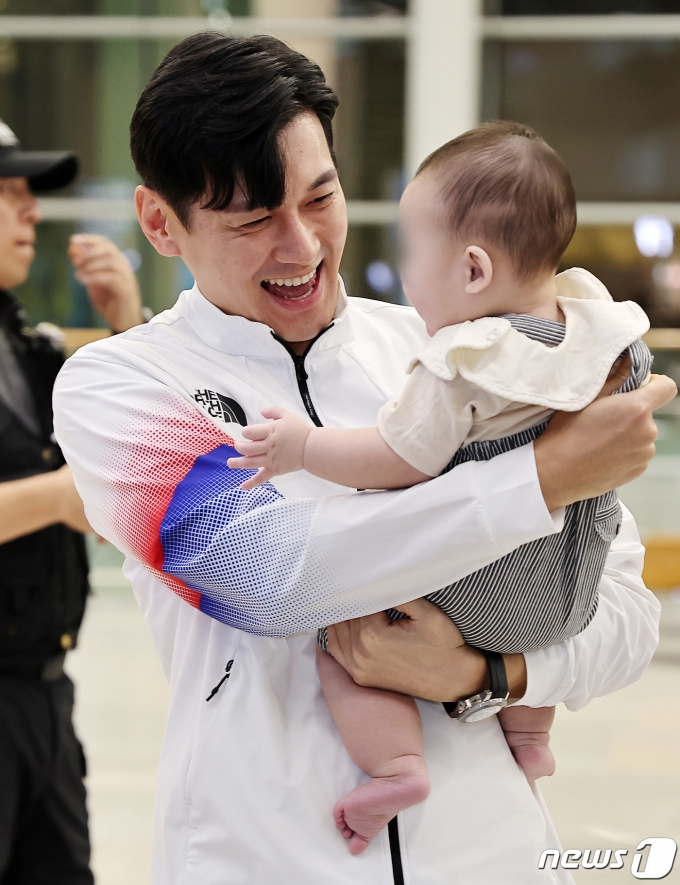 [사진] '아시안게임 최다 금메달리스트' 구본길, 아들 보며 환한 미소