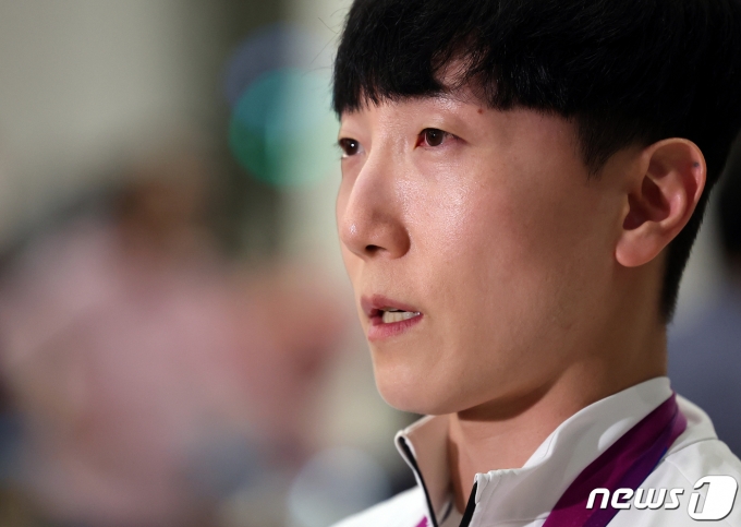 [사진] 덤덤덤하게 인터뷰 하는 김관우