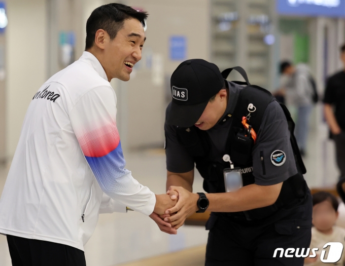 [사진] '팬싱' 김정환, 공항 관계자와 반갑게 악수