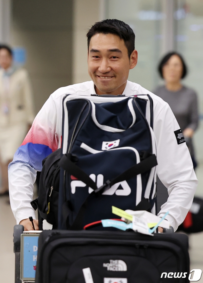 [사진] 밝은 미소 지으며 귀국하는 '펜싱' 김정환