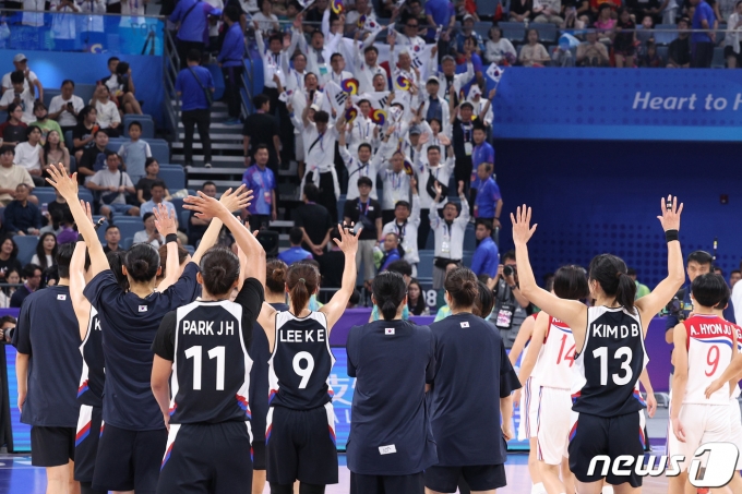 [사진] 관중들에게 인사하는 여자농구 대표팀