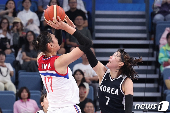 29일 오후 중국 항저우 올림픽 스포츠센터에서 열린 2022 항저우 아시안게임 여자농구 조별리그 C조 2차전 대한민국과 북한의 경기에서 박지수가 북한 박진아를 수비하고 있다. 2023.9.29/뉴스1 ⓒ News1 신웅수 기자