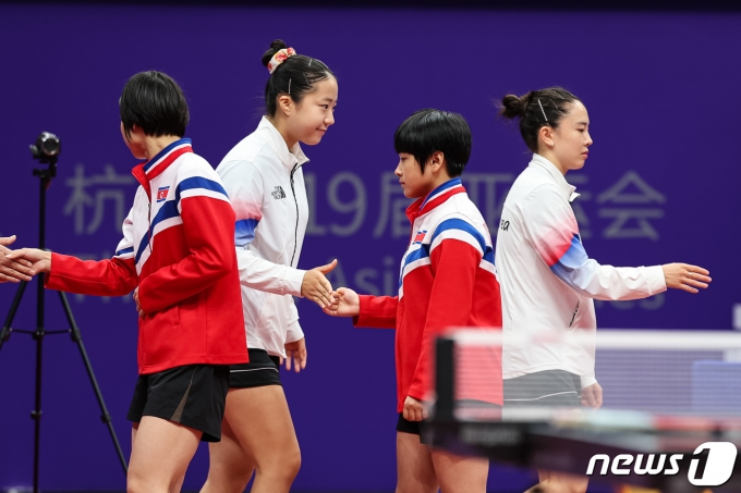 [사진] 인사하는 남과 북 탁구 대표팀