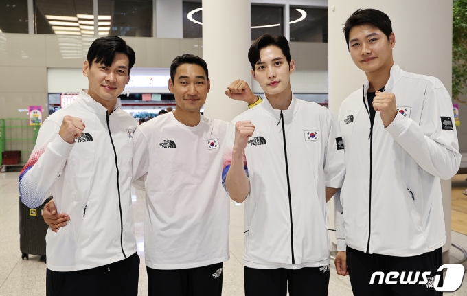 항저우 아시안게임 펜싱 남자 사브르 단체전에서 금메달을 획득한 구본길(왼쪽부터), 김정환, 김준호, 오상욱이 29일 오후 인천국제공항 제2터미널을 통해 귀국한 뒤 기념 촬영을 하고 있다. 2023.9.29/뉴스1 ⓒ News1 김진환 기자