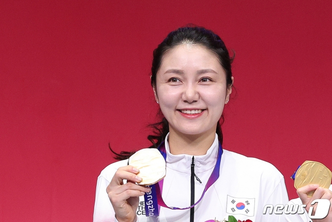 최인정이 27일 중국 항저우 디안즈대학 체육관에서 열린 2022 항저우 아시안게임 펜싱 여자 에페 단체전 메달 수여식에서 금메달을 들고 세리머니를 하고 있다. 올해를 끝으로 태극마크를 반납하는 최인정은 개인전에 이어 단체전까지 석권하며 2관왕을 달성했다. 2023.9.27/뉴스1 ⓒ News1 신웅수 기자