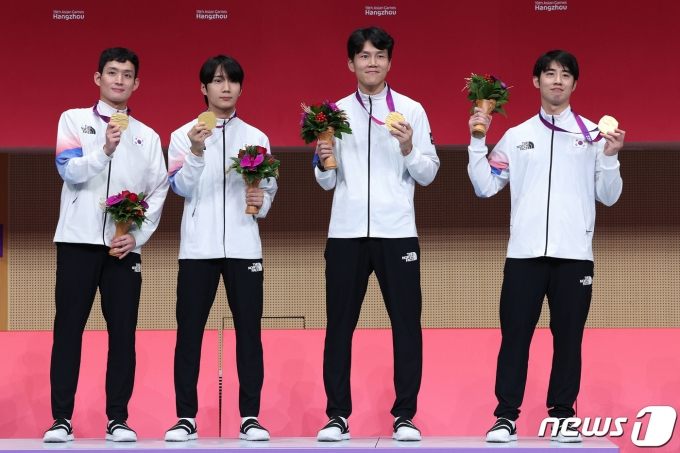 대한민국 펜싱 남자 플뢰레 대표팀이 27일 중국 항저우 디안즈대학 체육관에서 열린 2022 항저우 아시안게임 펜싱 남자 플뢰레 단체 메달 수여식에서 금메달을 들고 세리머니 하고 있다. 2023.9.27/뉴스1 ⓒ News1 신웅수 기자