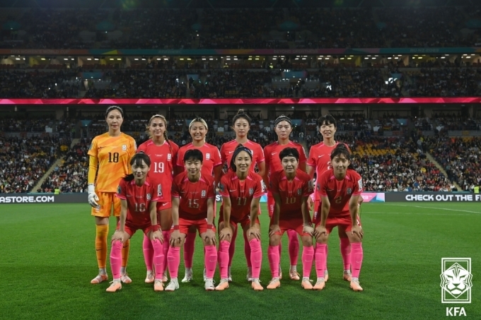 3일 오후(한국시간) 호주 퀸즐랜드주의 브리즈번 스타디움에서 열린 2023 국제축구연맹(FIFA) 호주·뉴질랜드 여자월드컵 H조 3차전 한국 대 독일 경기, 한국대표팀 선수들이 경기 전 기념촬영을 하고 있다. (대한축구협회 제공) 2023.8.3/뉴스1 ⓒ News1 포토공용 기자