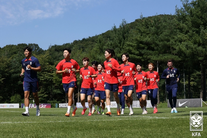 항저우 아시안게임 여자축구 대표팀을 이끄는 콜린 벨 감독과 선수들이 5일 경기도 파주 NFC에 소집돼 훈련을 하고 있다. (대한축구협회 제공) 2023.9.5/뉴스1