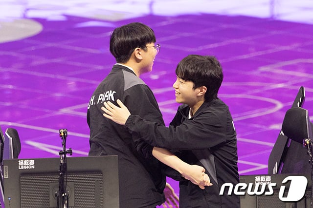 경기가 끝난 직후 헤드셋을 벗어던지고 포옹하는 룰러와 케리아의 모습. 믹스트존에서 당시 상황을 묻자 두 선수는 