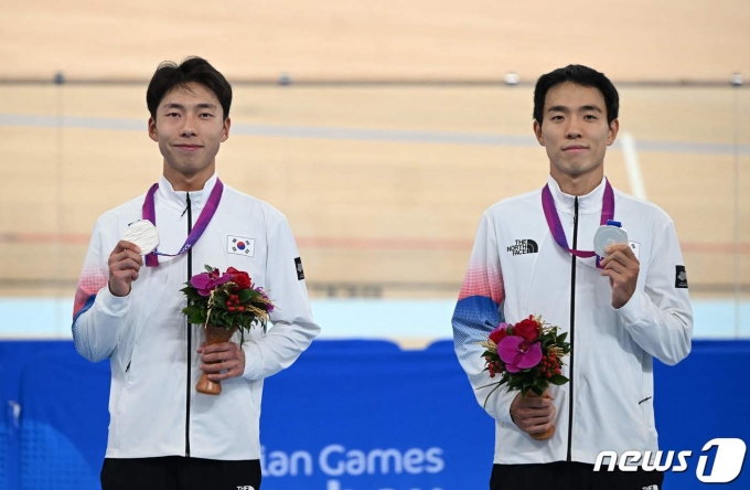 29일(현지시간) 2022 항저우 아시안게임 사이클 매디슨 남자 시상식에서 김유로와 신동인이 은메달을 목에 걸고 포즈를 취하고 있다. ⓒ AFP=뉴스1 ⓒ News1 박기현 기자