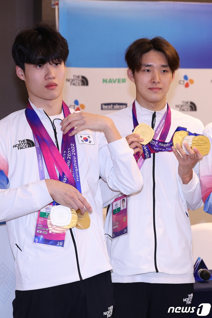 [사진] 황선우와 김우민의 메달