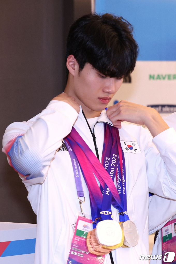 [사진] 황선우 '메달이 너무 많아'