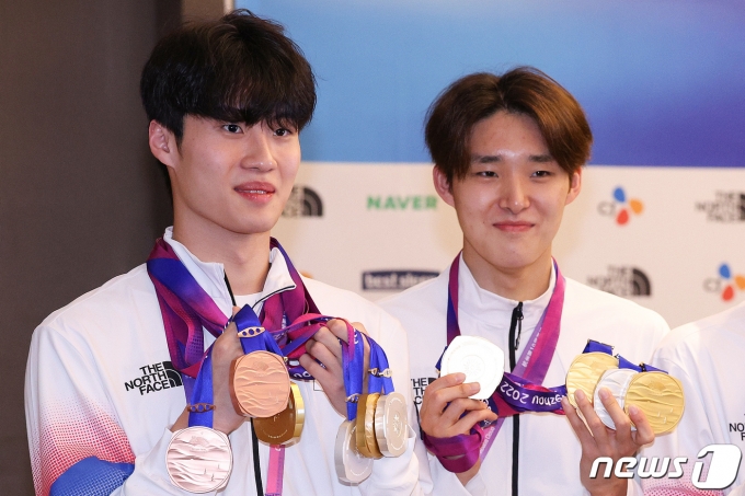 [사진] 황선우·김우민 '메달이 와르르'