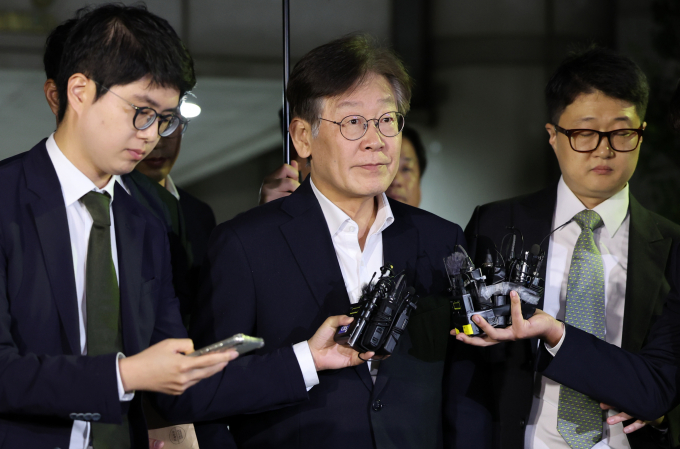 국민의힘이 이재명 더불어민주당 대표의 민생 영수회담 제의에 연이틀 비판에 나섰다. 사진은 지난 26일 서울 서초구 중앙지방법원에서 백현동 개발 특혜 및 쌍방울 대북송금 의혹 관련 영장실질심사에 출석해 조사를 마친 후 법정을 나서던 이 대표의 모습. /사진=뉴스1 