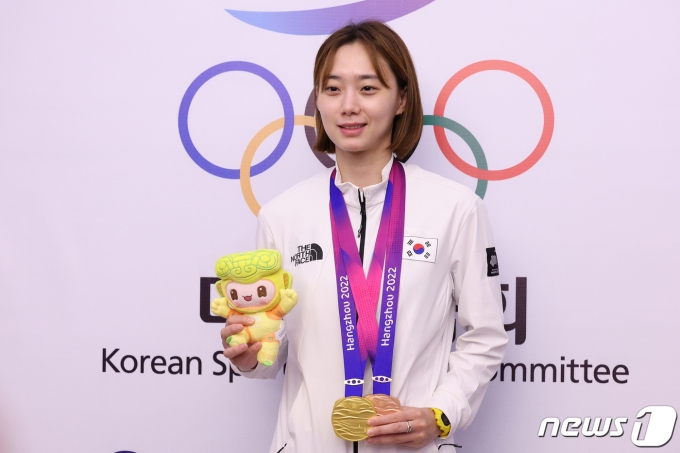 대한민국 펜싱 대표팀 윤지수가 30일 중국 항저우의 한 호텔에서 열린 2022 항저우 아시안게임 메달리스트 기자회견에서 메달을 들고 있다. 윤지수는 펜싱 여자 사브르 개인전에서 금메달을 획득했다. 2023.9.30/뉴스1 ⓒ News1 신웅수 기자